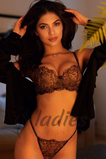 Moratiwa-brunette-owc-fk-69 (4)