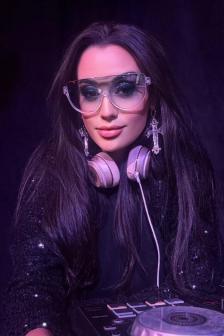 Donyale-brunette-party-owo-poppers (6)